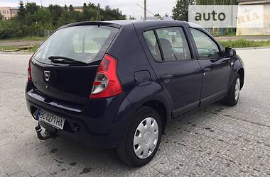 Хетчбек Dacia Sandero 2011 в 