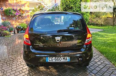 Хетчбек Dacia Sandero 2011 в 