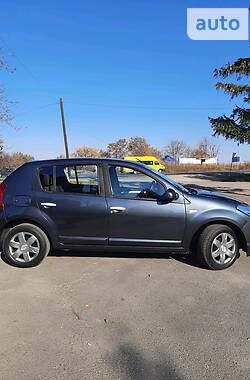 Хэтчбек Dacia Sandero 2008 в Умани