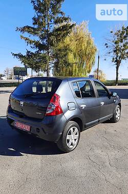 Хэтчбек Dacia Sandero 2008 в Умани