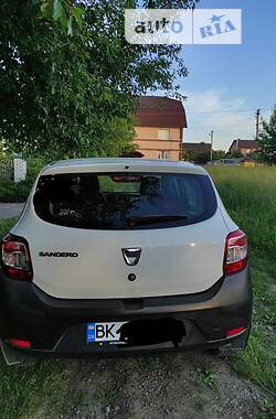 Хэтчбек Dacia Sandero 2013 в Ровно