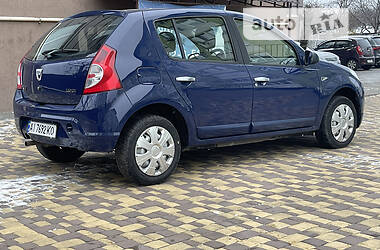 Хетчбек Dacia Sandero 2009 в 