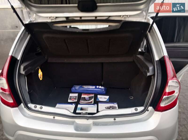 Хэтчбек Dacia Sandero 2010 в Львове