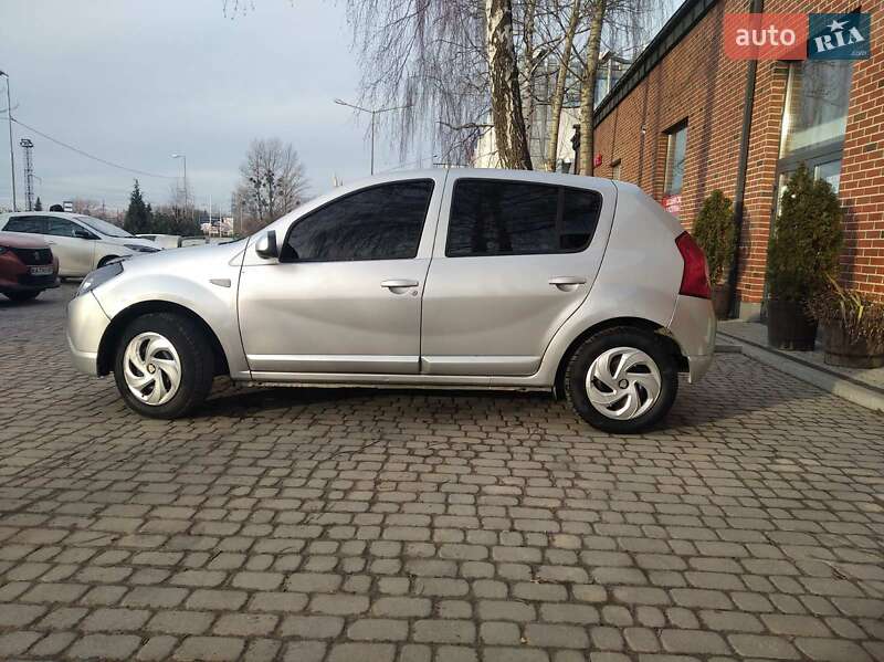 Хэтчбек Dacia Sandero 2010 в Львове