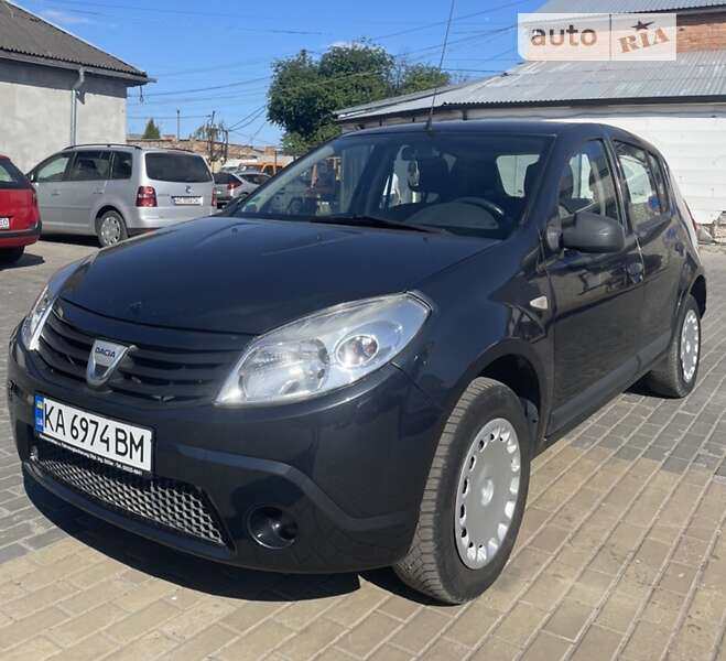Хэтчбек Dacia Sandero 2009 в 