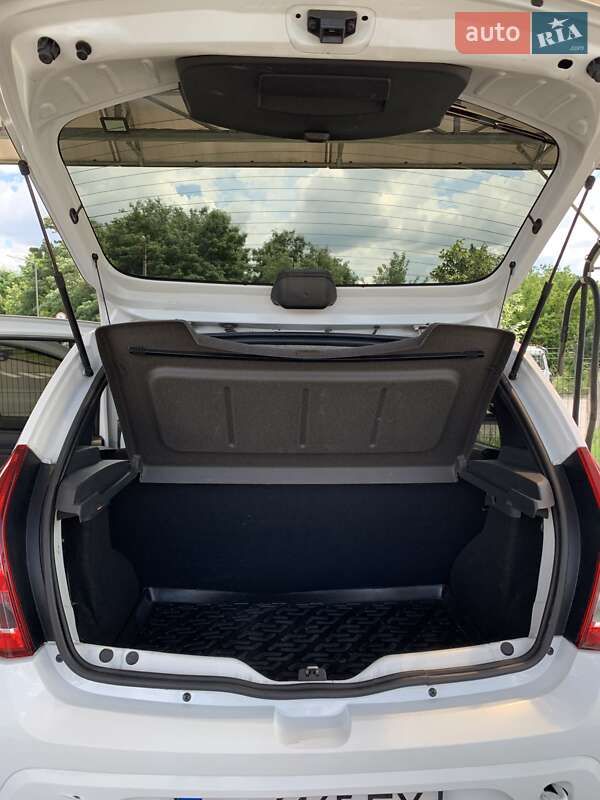 Хетчбек Dacia Sandero 2011 в Полтаві