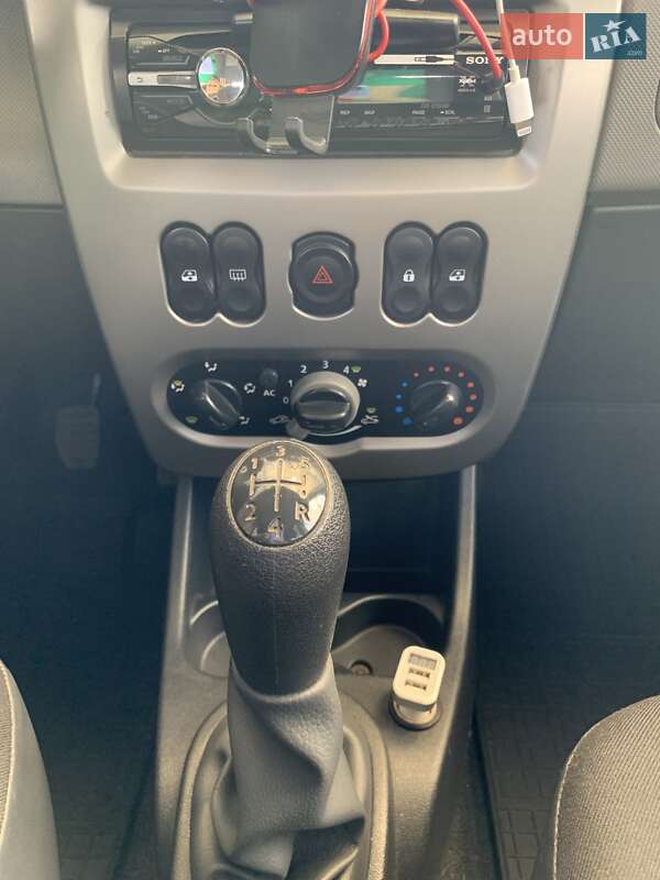 Хетчбек Dacia Sandero 2011 в Полтаві