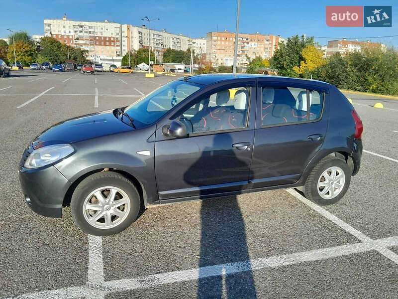 Хетчбек Dacia Sandero 2013 в Чернівцях фото 2 Хетчбек Dacia Sandero 2013 в Чернівцях