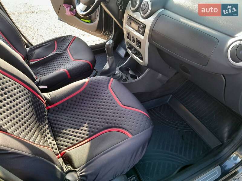 Хетчбек Dacia Sandero 2013 в Чернівцях фото 14 Хетчбек Dacia Sandero 2013 в Чернівцях