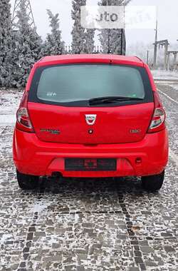 Хэтчбек Dacia Sandero 2010 в Черновцах