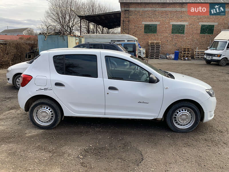 Хэтчбек Dacia Sandero 2014 в Черновцах