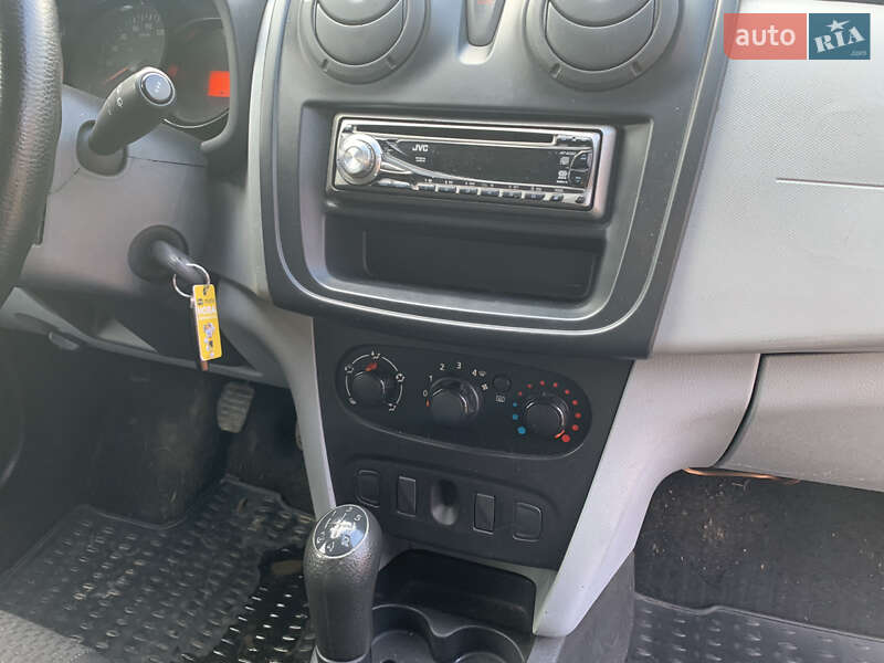 Хэтчбек Dacia Sandero 2014 в Черновцах