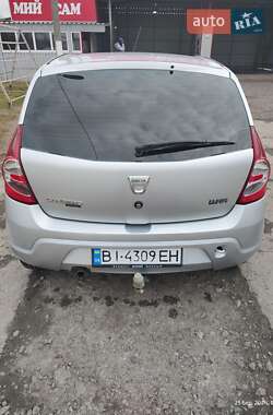Хэтчбек Dacia Sandero 2009 в Гадяче
