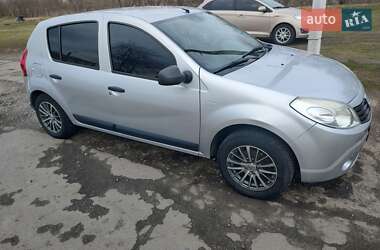 Хэтчбек Dacia Sandero 2009 в Гадяче