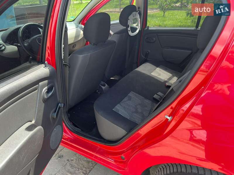 Хэтчбек Dacia Sandero 2009 в Новгородке