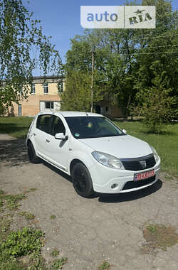 Хэтчбек Dacia Sandero 2008 в Хороле