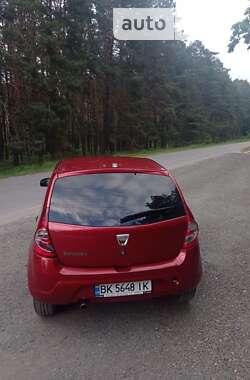 Хэтчбек Dacia Sandero 2010 в Дубно