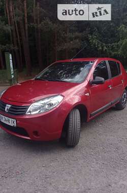 Хэтчбек Dacia Sandero 2010 в Дубно