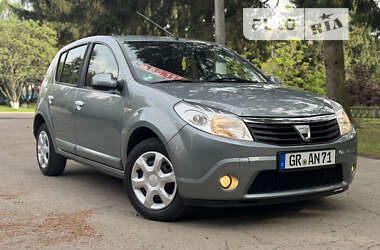 Хэтчбек Dacia Sandero 2010 в Умани