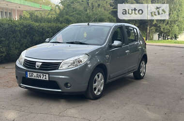 Хэтчбек Dacia Sandero 2010 в Умани