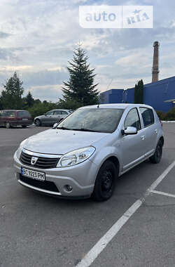 Хэтчбек Dacia Sandero 2011 в Львове