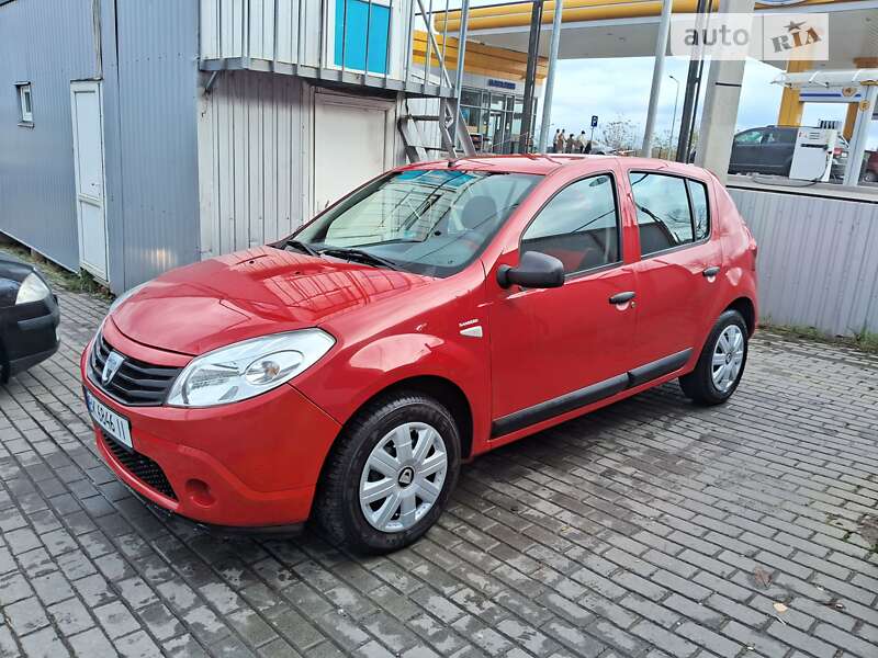Хэтчбек Dacia Sandero 2009 в 