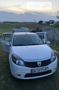 Хэтчбек Dacia Sandero 2010 в Ровно