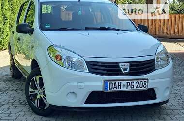 Хэтчбек Dacia Sandero 2010 в Самборе