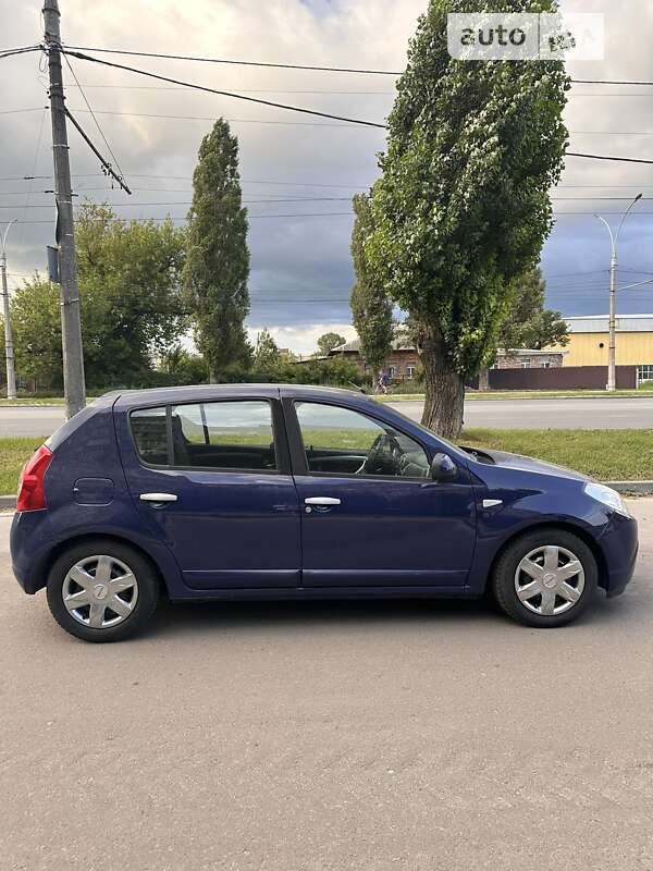 Хэтчбек Dacia Sandero 2009 в 