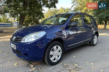 Хэтчбек Dacia Sandero 2009 в Лебедине