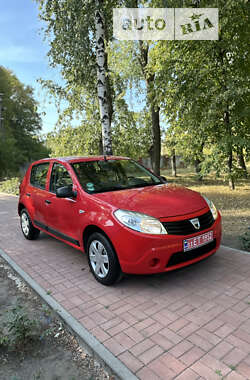 Хэтчбек Dacia Sandero 2010 в Хороле