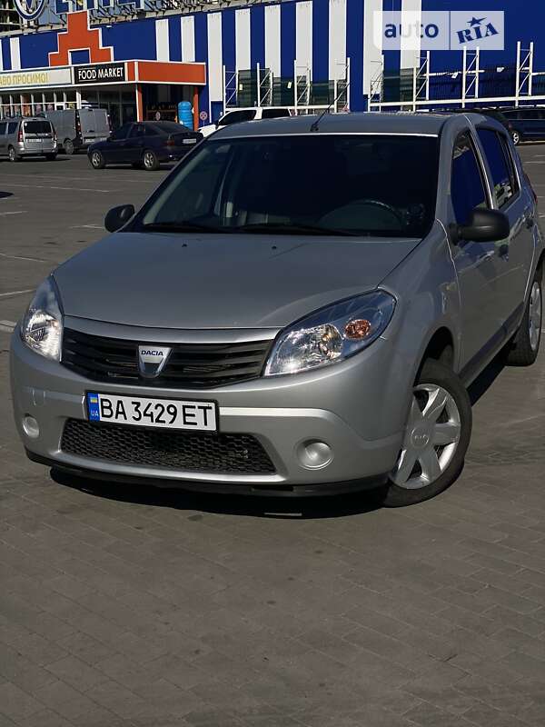 Хэтчбек Dacia Sandero 2010 в Умани