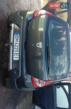 Хэтчбек Dacia Sandero 2010 в 