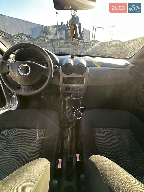 Хэтчбек Dacia Sandero 2009 в Черновцах