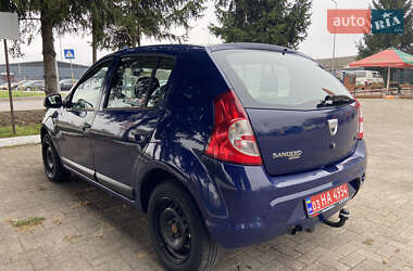 Хэтчбек Dacia Sandero 2008 в 