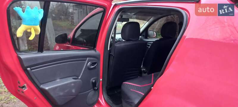 Хэтчбек Dacia Sandero 2010 в Быковке