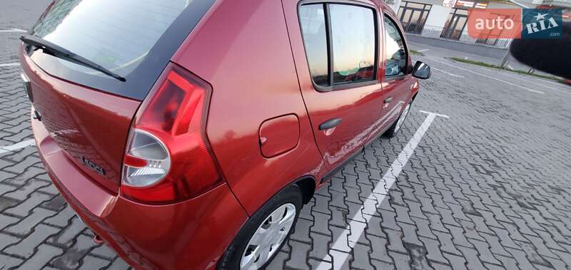 Хэтчбек Dacia Sandero 2012 в Винниках