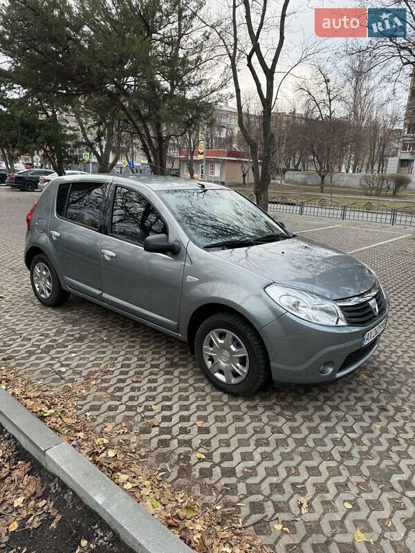 Хетчбек Dacia Sandero 2008 в 