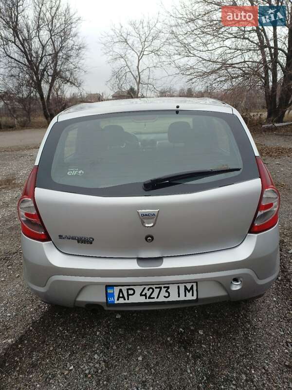 Хэтчбек Dacia Sandero 2010 в Запорожье