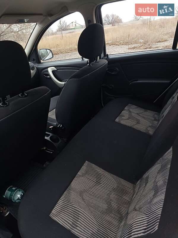 Хэтчбек Dacia Sandero 2010 в Запорожье