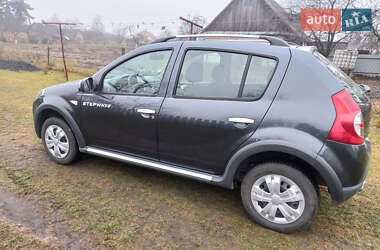 Хэтчбек Dacia Sandero 2010 в Маневичах