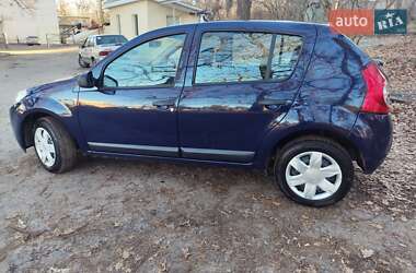 Хэтчбек Dacia Sandero 2010 в 