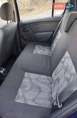 Хэтчбек Dacia Sandero 2010 в 