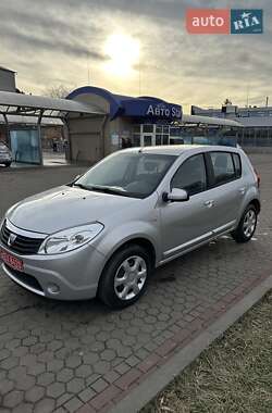 Хетчбек Dacia Sandero 2010 в Луцьку