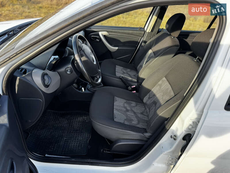 Хетчбек Dacia Sandero 2011 в Захарівці