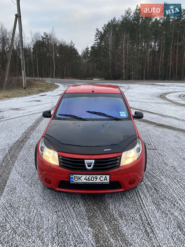 Хэтчбек Dacia Sandero 2011 в Сарнах