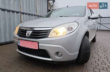 Хэтчбек Dacia Sandero 2009 в Хороле