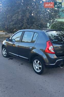 Хэтчбек Dacia Sandero 2009 в 