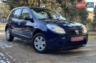 Хэтчбек Dacia Sandero 2009 в Умани