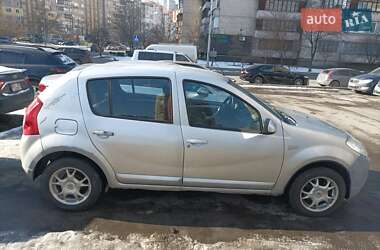 Хетчбек Dacia Sandero 2010 в Києві